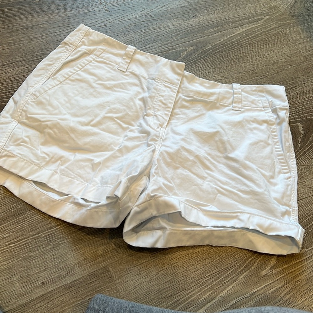 Women’s size 10 Vineyard Vines Chino short White